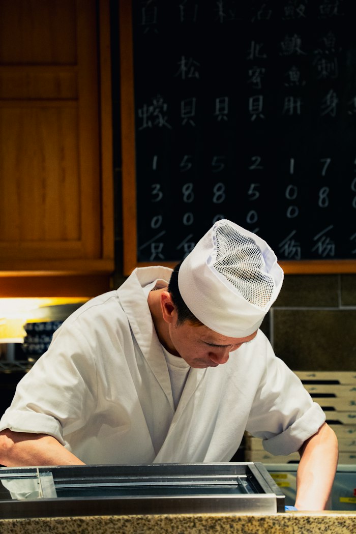 Un chef professionnel prépare un plat en direct pendant un cours de cuisine en visioconférence